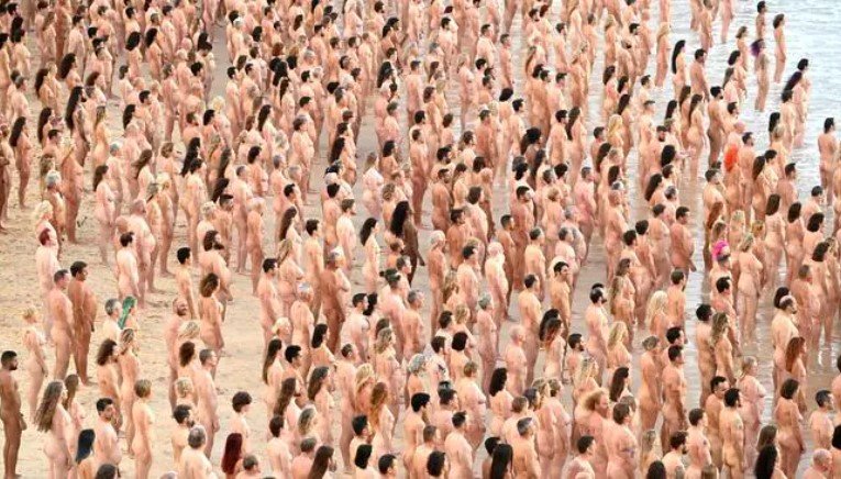  Mii de australieni au pozat nud pentru a atrage atenţia asupra cancerului de piele