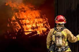  Un adult şi un copil de zece ani au suferit arsuri după ce baraca în care locuiau a luat foc