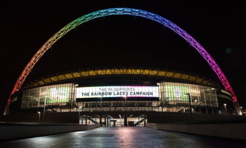  Stadionul Wembley din Londra, luminat în culorile curcubeului înaintea meciului dintre Anglia şi SUA