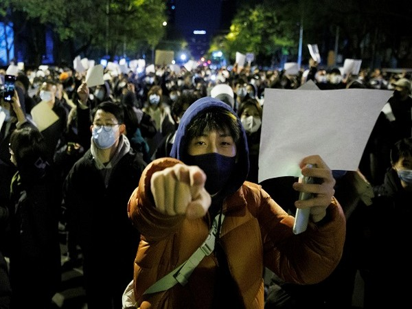  VIDEO Proteste fără precedent în Beijing, Shanghai, Wuhan și alte mari orașe.  Manifestanții au ieșit în stradă contra regimului Xi Jinping și a restricțiilor anticoronavirus
