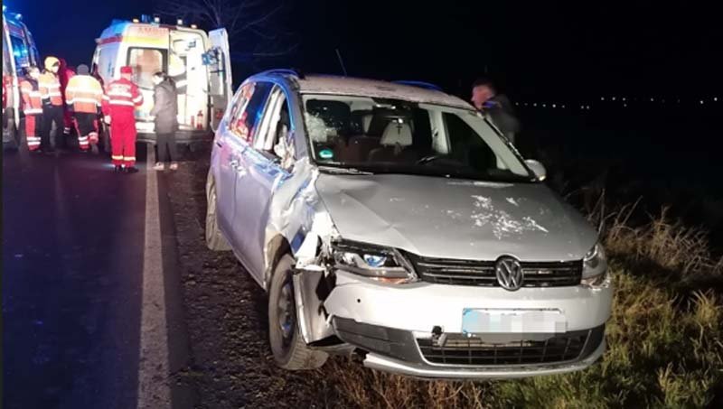  FOTO Accident între o căruță și mașină la Costești. Animalul a murit, căruțașul a dispărut, cei din mașină evaluați de medici