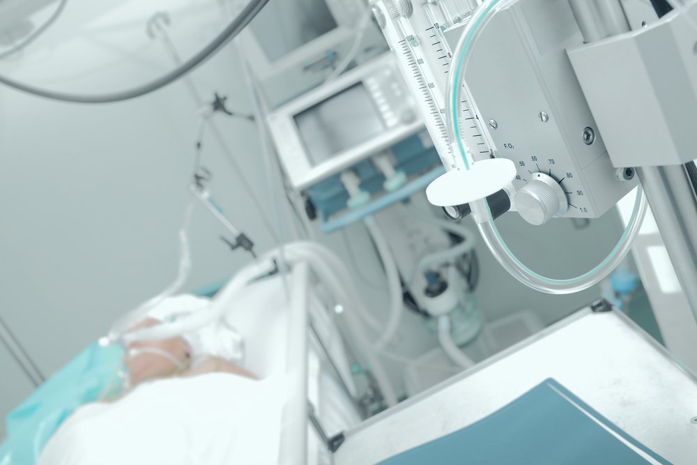  O pacientă a oprit de două ori ventilatorul care ţinea în viaţă o colegă de salon pentru că o enerva zgomotul