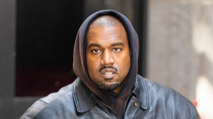  Twitter a suspendat din nou, vineri, contul lui Ye, artistul cunoscut anterior drept Kanye West