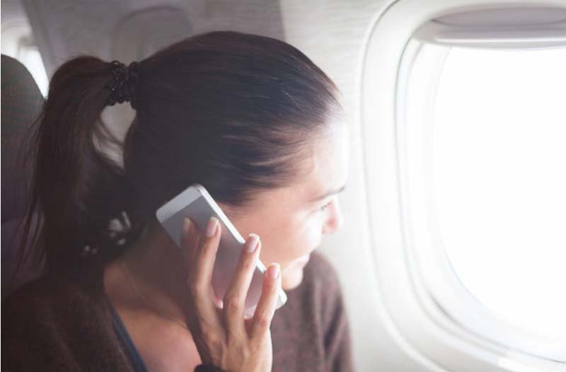  Pasagerii companiilor aeriene din UE vor putea vorbi la telefon în timpul zborului