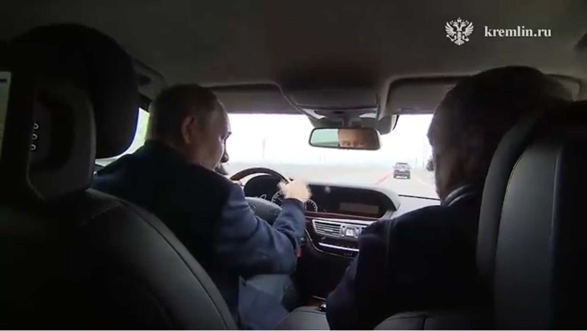  Putin a condus pe podul Kerci din Peninsula Crimeea, parţial distrus în luna octombrie