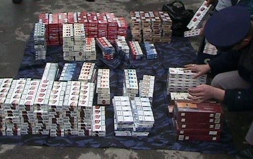  O grupare de traficanţi de ţigări a intrat în atenţia procurorilor