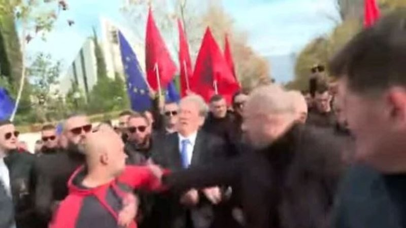  VIDEO Albania: Ploaie de pumni la un protest din Tirana. Liderul opoziției, lovit în față