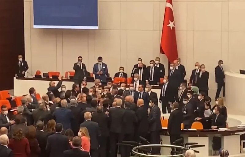  VIDEO Dezbateri violente în parlamentul turc: un  deputat a ajuns la spital, la terapie intensivă