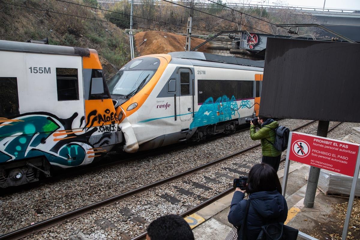  FOTO: Două trenuri s-au izbit în Spania: peste 150 de răniţi