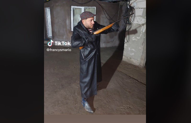  Ce au păţit doi invidizi care s-au filmat pe TikTok cu o armă în mână