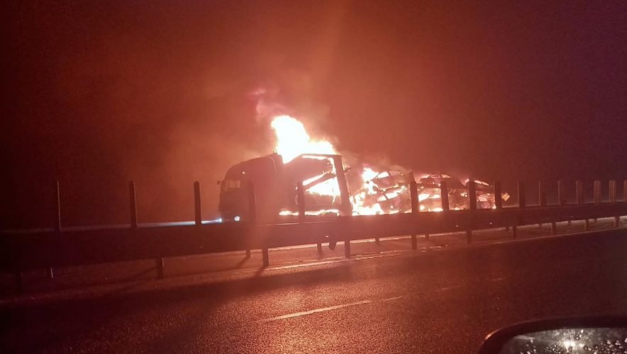 FOTO Un autotren care transporta autoturisme a ars complet pe autostrada Arad-Timișoara