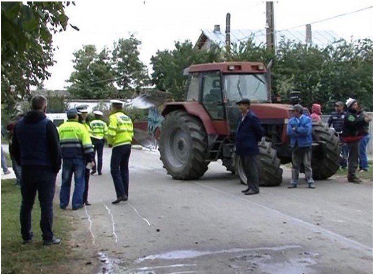  Un tractor s-a izbit de un stâlp electric, în Ţibăneşti