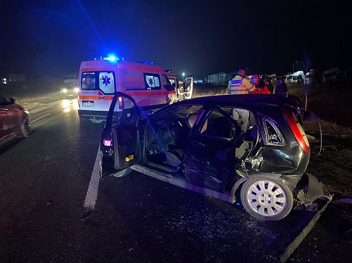  Două autoturisme au fost spulberate de un TIR pe drumul morţii: o persoană a decedat, iar alte patru sunt rănite