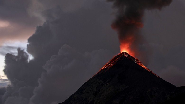  Vulcanul Fuego din Guatemala intră într-o nouă fază de erupţie. În 2018 a provocat moartea a peste 200 de persoane