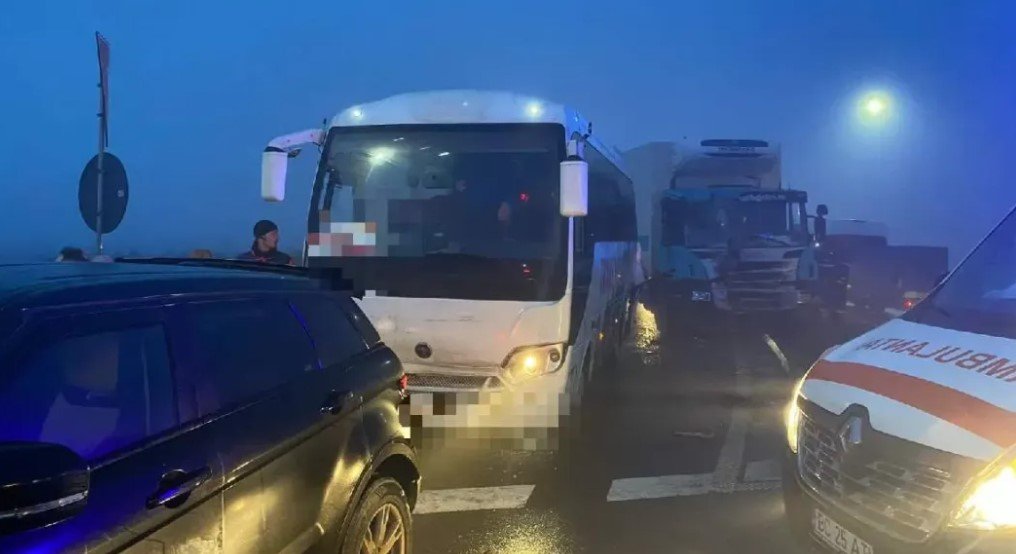  Accident pe drumul morţii în zona localităţii Bogdan Vodă: două persoane au fost rănite