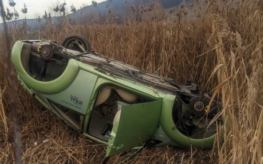  O maşină implicată într-un accident lângă Oneşti a fost lasată de hoţi fără roţi