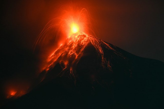 VIDEO Erupție spectaculoasă a Vulcanului Fuego. Coloanele de cenușă se ridică la peste doi kilometri, iar cel mai mare aeroport a fost închis