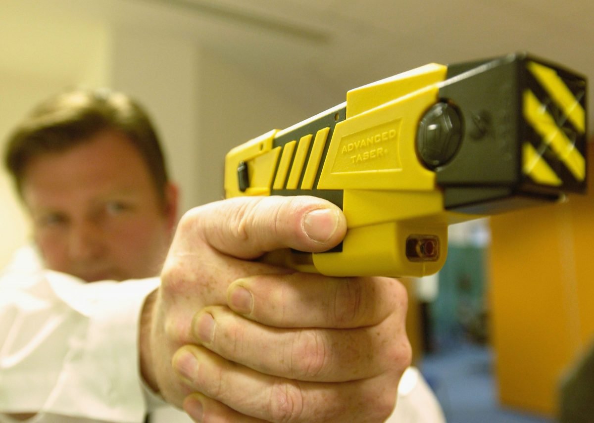  Un senator USR Iaşi propune ca poliţiştii să fie dotaţi cu pistoale cu electroşocuri