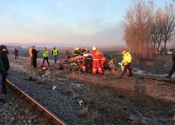  Un tren a izbit violent o maşină: o femeie şi fratele ei minor au fost transportaţi la spital
