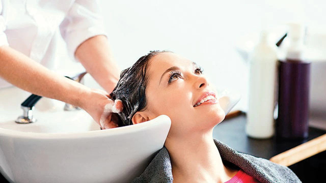  Șampon obișnuit vs. șampon profesional. Iată care sunt avantajele ale acestora (P)