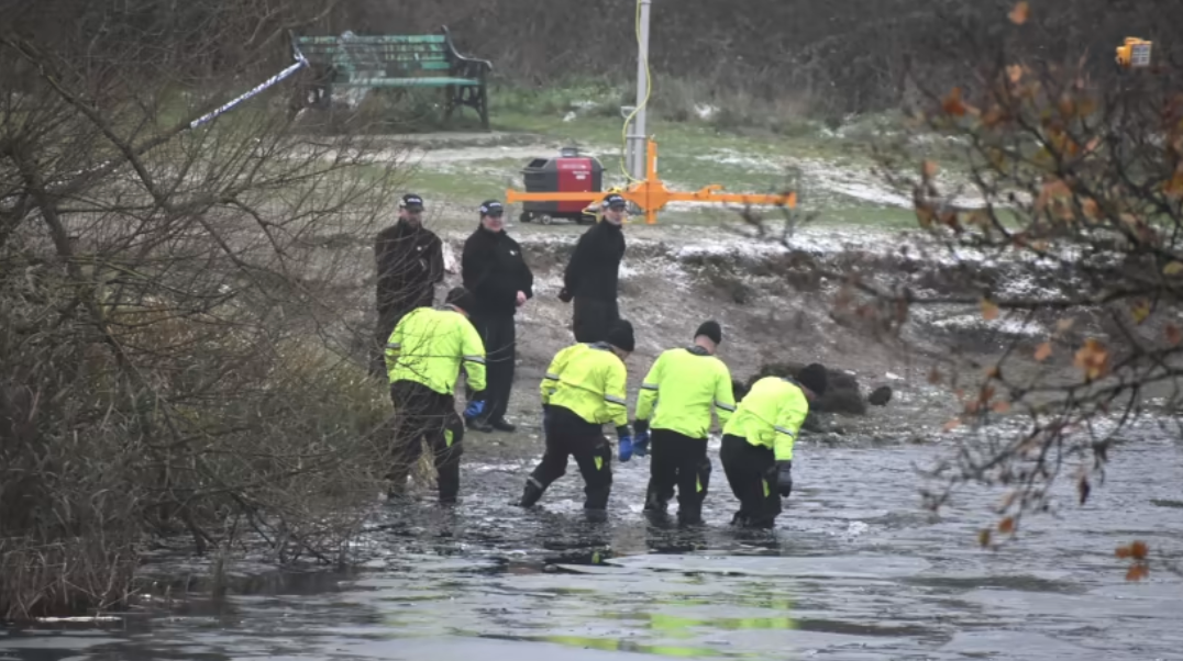  Al patrulea băiat moare după ce a căzut în Lacul îngheţat Solihull din centrul Angliei