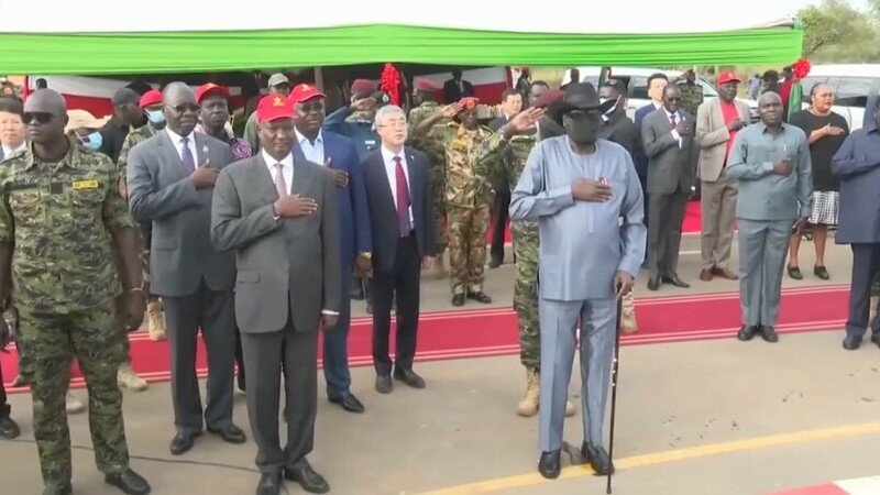  VIDEO Președintele Sudanului de Sud urinează pe el în timpul intonării imnului național, la o ceremonie
