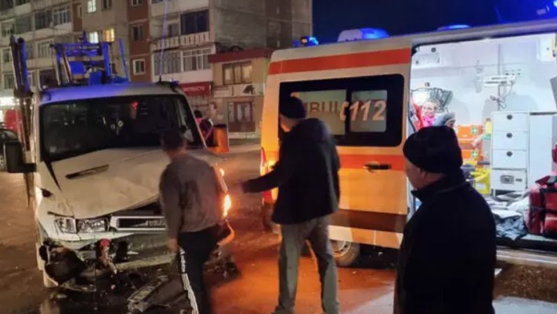 VIDEO Ambulanță cu pacient lovită în intersecție la Pașcani