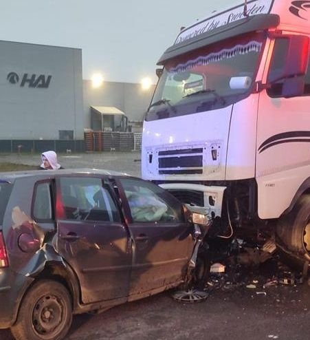  Arad: Un bărbat a murit după ce autoturismul pe care îl conducea s-a izbit de un TIR