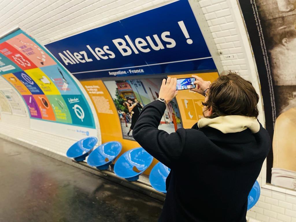  Staţia de metrou Argentina din Paris, redenumită Franţa – Allez Les Bleus! cu ocazia finalei de duminică