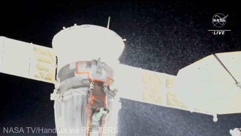  Rusia anunţă că braţul robotizat al ISS va inspecta capsula Soiuz afectată de un posibil impact cu un micrometeorit