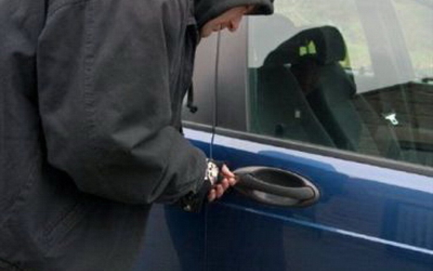  Arestat după ce a făcut o plimbare cu maşina unui locatar care o lăsase la stradă cu tot cu cheie