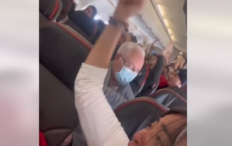  VIDEO Reacția pasagerilor în momentul în care pilotul unui avion anunță rezultatul finalei Cupei Mondiale