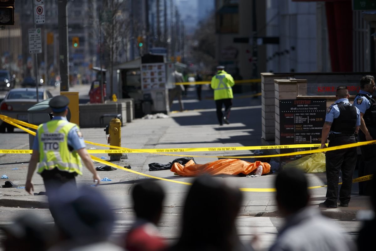  Cinci oameni uciși într-un atac armat, într-un bloc din Toronto/Canada