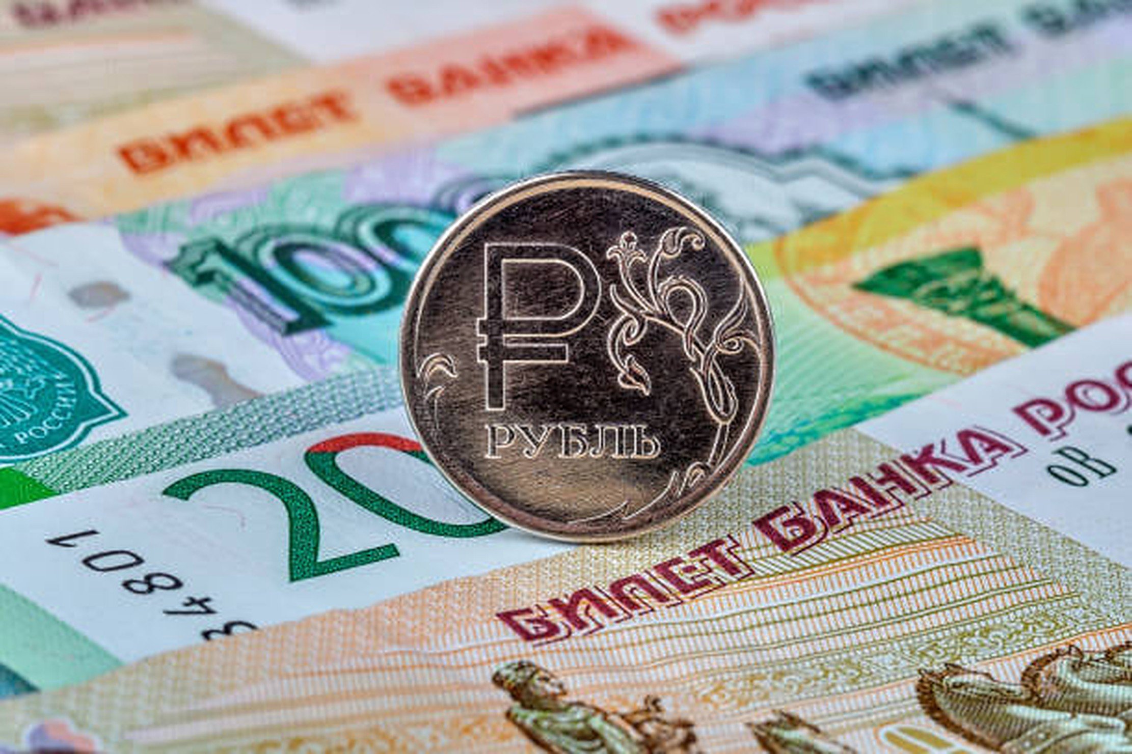  Rubla a scăzut luni faţă de dolar la cel mai redus nivel din ultimele şapte luni