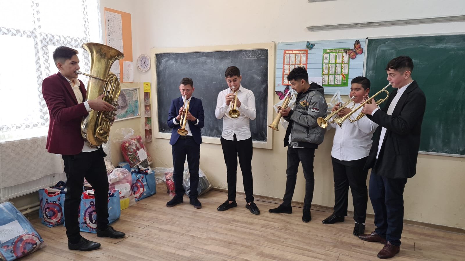  VIDEO Micii trompetişti de la Pietriş au cântat pentru donatorii Campaniei de Crăciun a ZdI