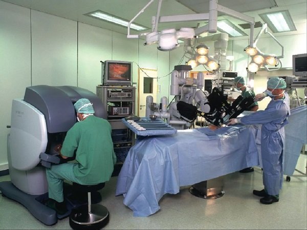  Performanţă – 50 de operaţii cu cel mai modern echipament chirurgical din lume, cumpărat de UMF, realizate în şase luni la IRO