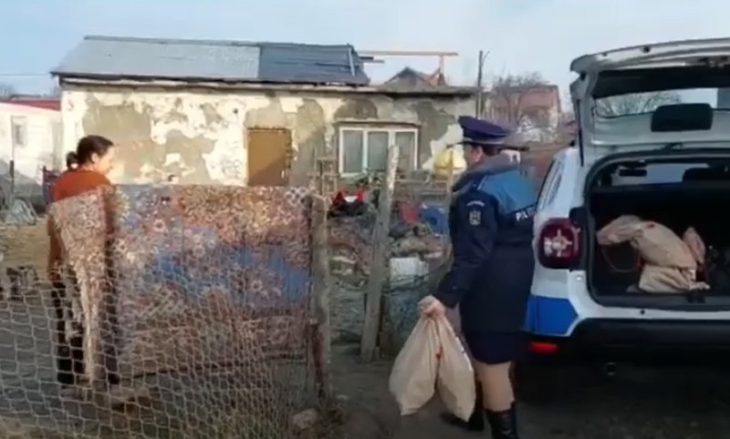  VIDEO Zece copii mai fericiți de Crăciun datorită polițiștilor din Hârlău