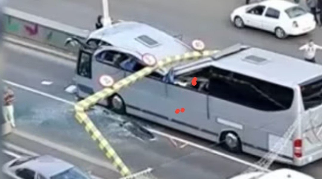  VIDEO – Un autocar cu turişti străini, implicat într-un grav accident la pasajul Unirii