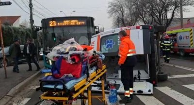  Accident în lanţ cu o ambulanţă, un autobuz şi trei autoturisme