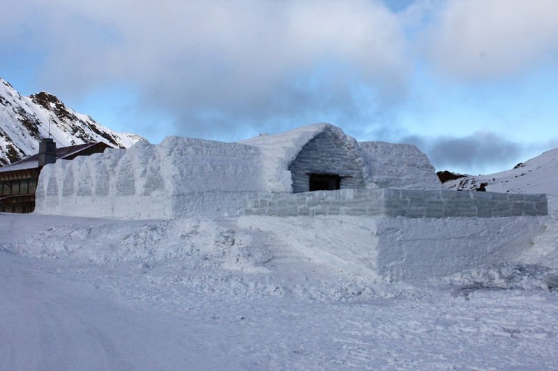  Hotelul de gheaţă din Munţii Făgăraş, construit din blocuri scoase din lacul Bâlea, a primit primii vizitatori