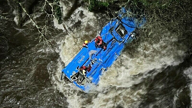  Cel puţin doi morţi în Spania, într-un accident rutier în care un autobuz cade într-un râu în Galicia