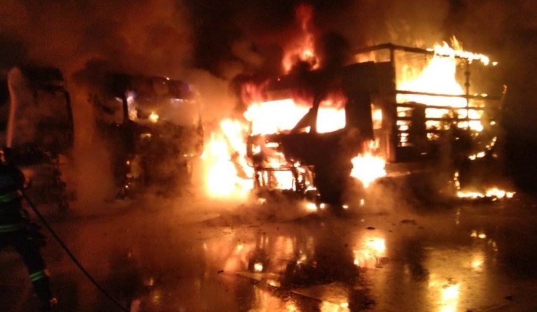  Incendiu puternic la sediul unei firme de transport. Mai multe autovehicule au fost distruse de flăcări