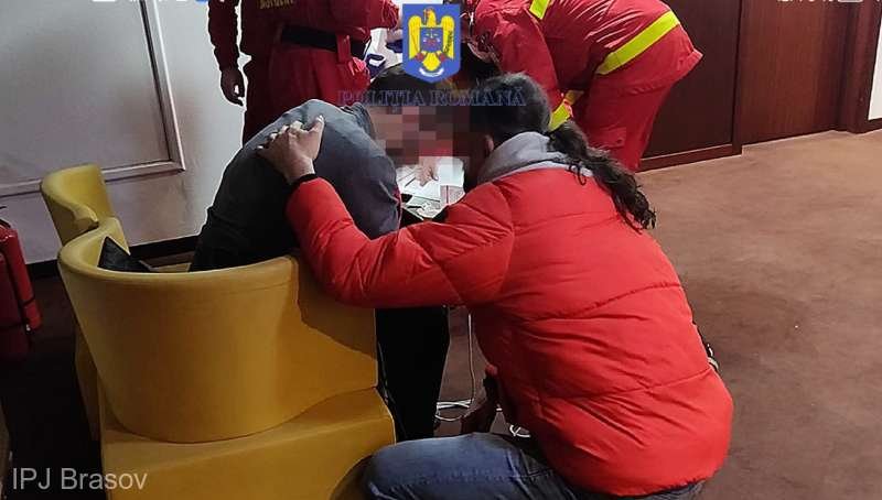  Braşov: Un bărbat care a încercat să se arunce de la etajul 6 al unui hotel, salvat de poliţişti