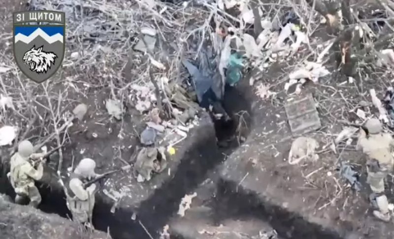  VIDEO Ca șobolanii: așa s-a predat un grup de soldați ruși după ce a fost luat prin surprindere de vânătorii de munte ucraineni