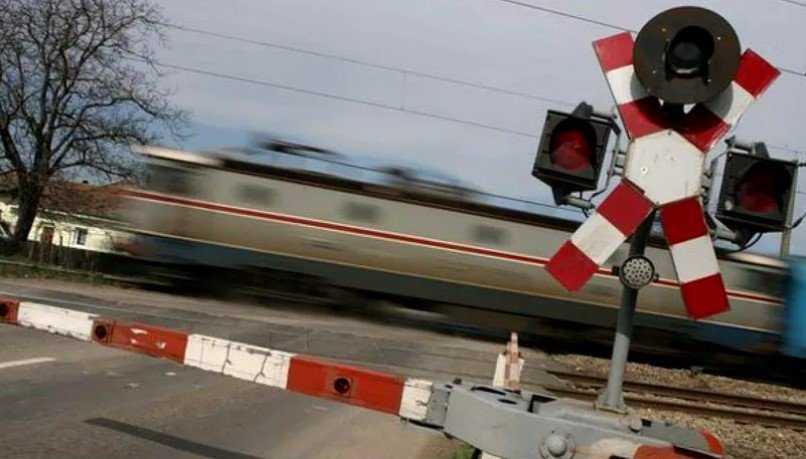  Un tânăr de 20 de ani şi-a pus gâtul pe calea ferată, la Lețcani