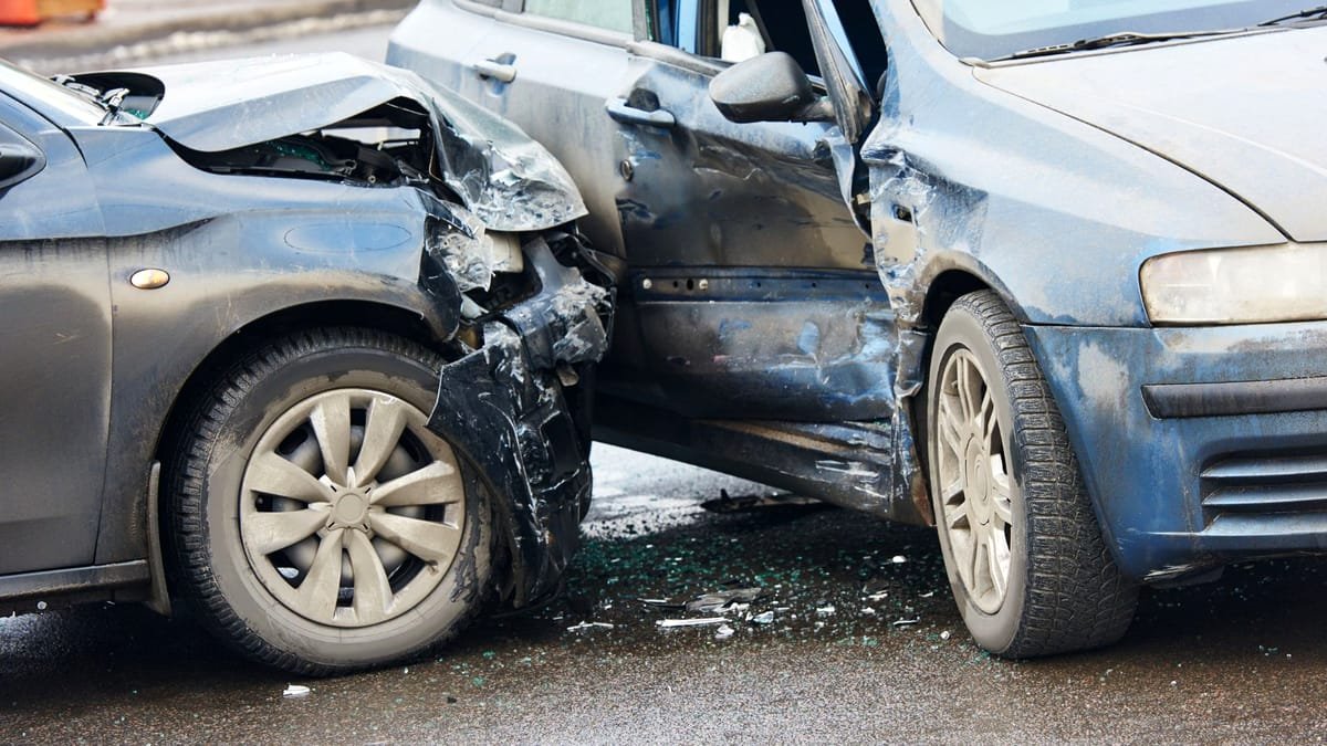  Şase maşini au fost implicate într-o coliziune în judeţului Buzău: două persoane au fost rănite