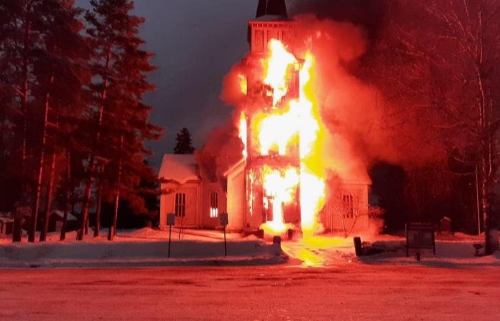  FOTO Zeci de credincioși închiși intenționat într-o biserică în flăcări, în dimineața de Crăciun