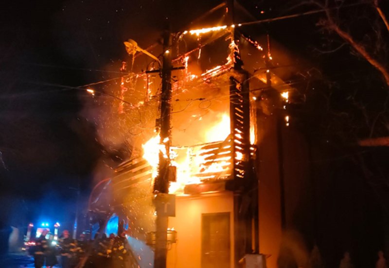  FOTO Casă arsă în Iași. O tânără de 19 ani, salvată în ultima clipă