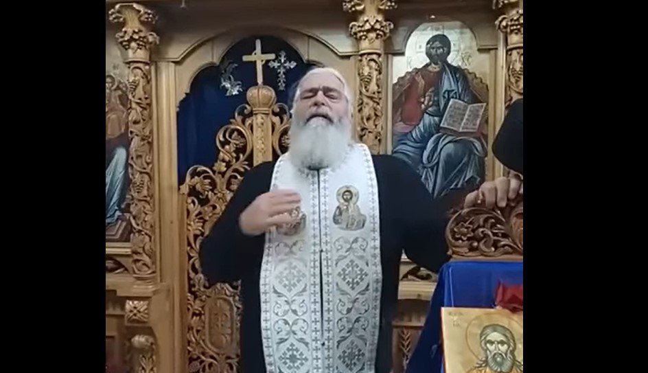  VIDEO – Părintele Calistrat de la Vlădiceni a fost iertat de Mitropolie chiar în Ajunul Crăciunului. Slujeşte din nou liturghia