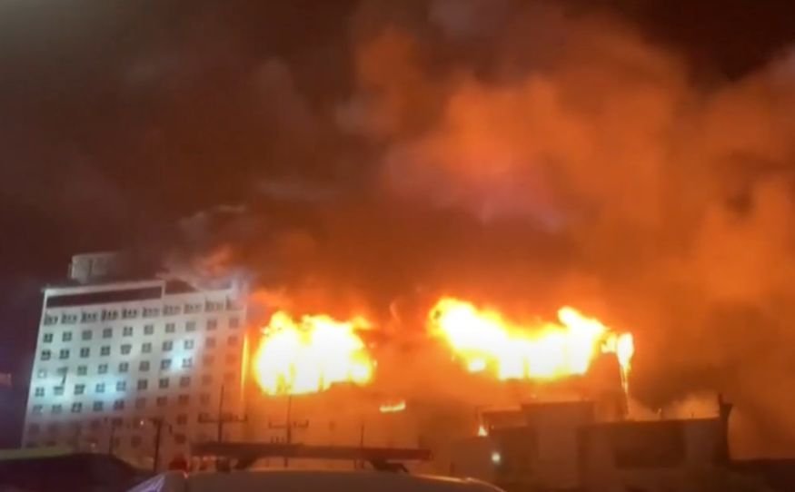  VIDEO Incendiu la un hotel cazinou din Cambodgia. Oamenii s-au aruncat de la etaj ca să se salveze. IMAGINI CU PUTERNIC IMPACT EMOȚIONAL